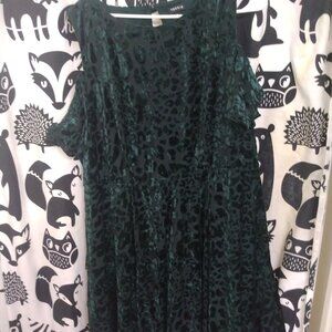 Cold shoulder velvet leopard print dress